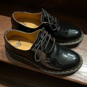NEARLY NEW WOMENS DR MARTENS 1461 PATENT BOOT